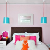 Kirkkaat värit vaaleanpunaisessa makuuhuoneessa