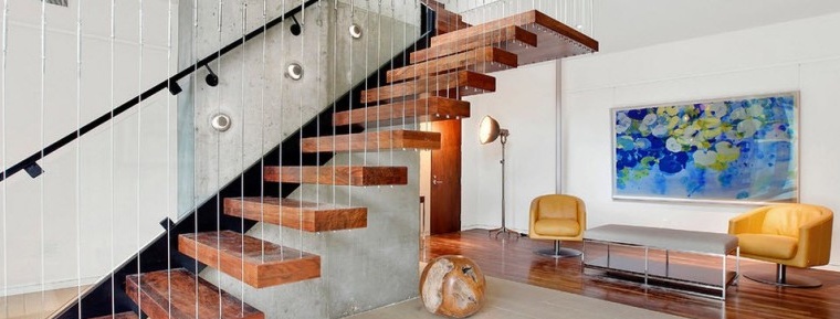 The strings simultaneously serve as the decor and the enclosing element of the stairs