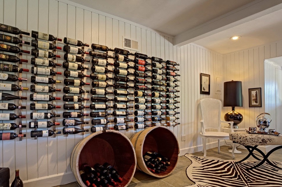 Wine barrels play the role of a decorative element of the interior