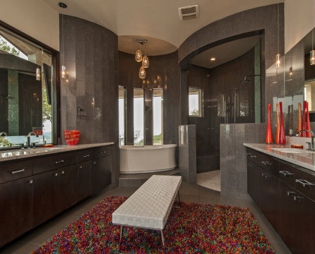 Kolorowy dywan w klasycznej łazience