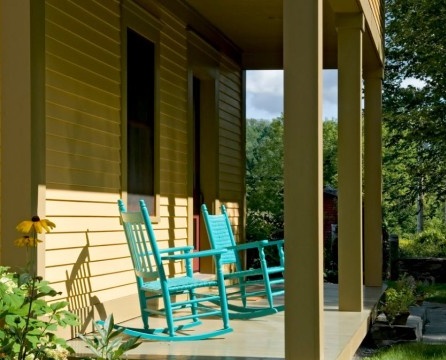 Blå stoler på verandaen