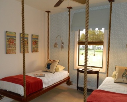 Två hängande sängar i ett barns rum