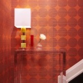 Papel de parede laranja no corredor
