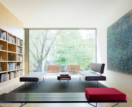 Perabot ruang tamu bersahaja secara konstruktif, untuk sebahagian besarnya adalah model bersepadu