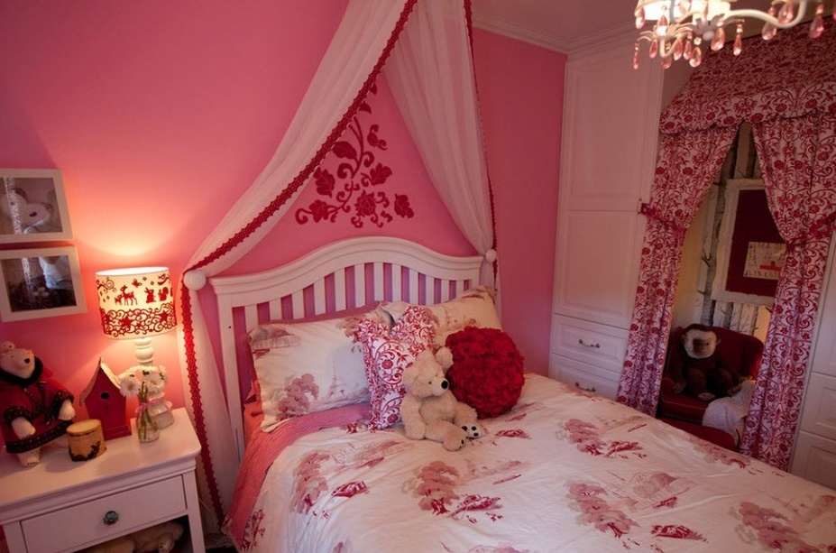 Υπνοδωμάτιο για έναν ανεμιστήρα της Barbie