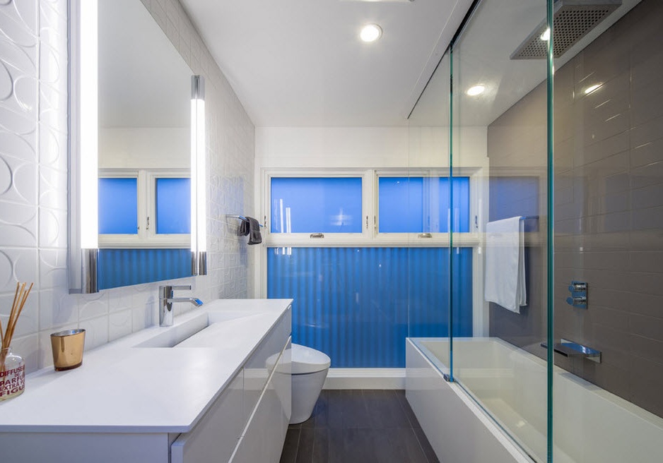 Blå fönster i badrummet