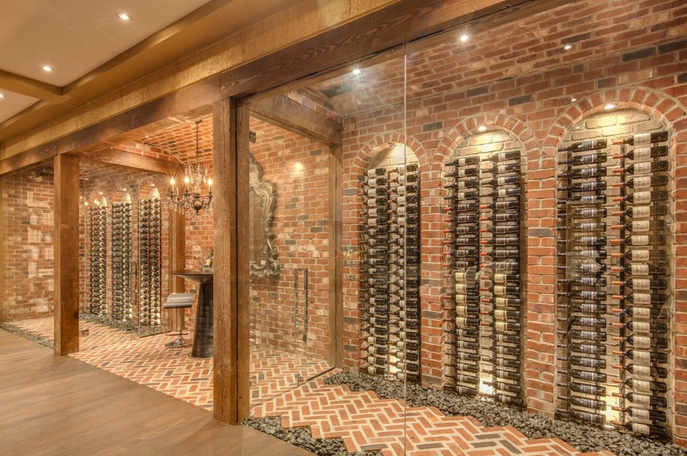 Bottiglie di vino disposte in colonne verticali