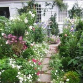Πολυεπίπεδο κήπο με λουλούδια
