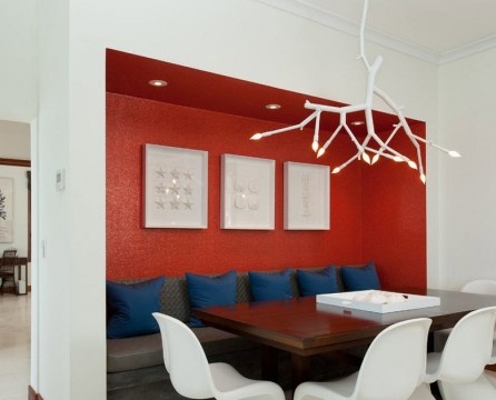 Korrekt planerad belysning spelar en viktig roll för att dekorera och skapa en bekväm atmosfär vid kökshörnbordet.