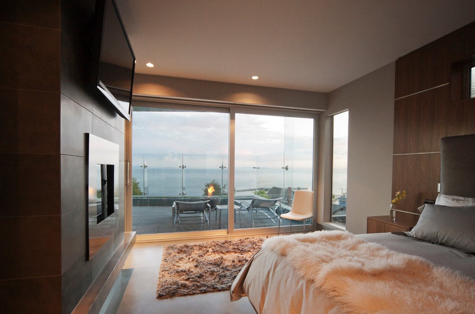 Transparent wall in the bedroom