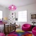 Žiarivo ružové stoličky v detskej izbe