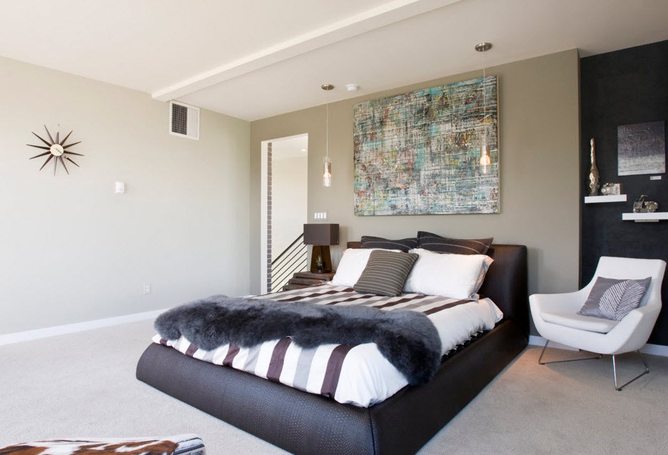 Kontrastní postel v ložnici v uklidňujících barvách