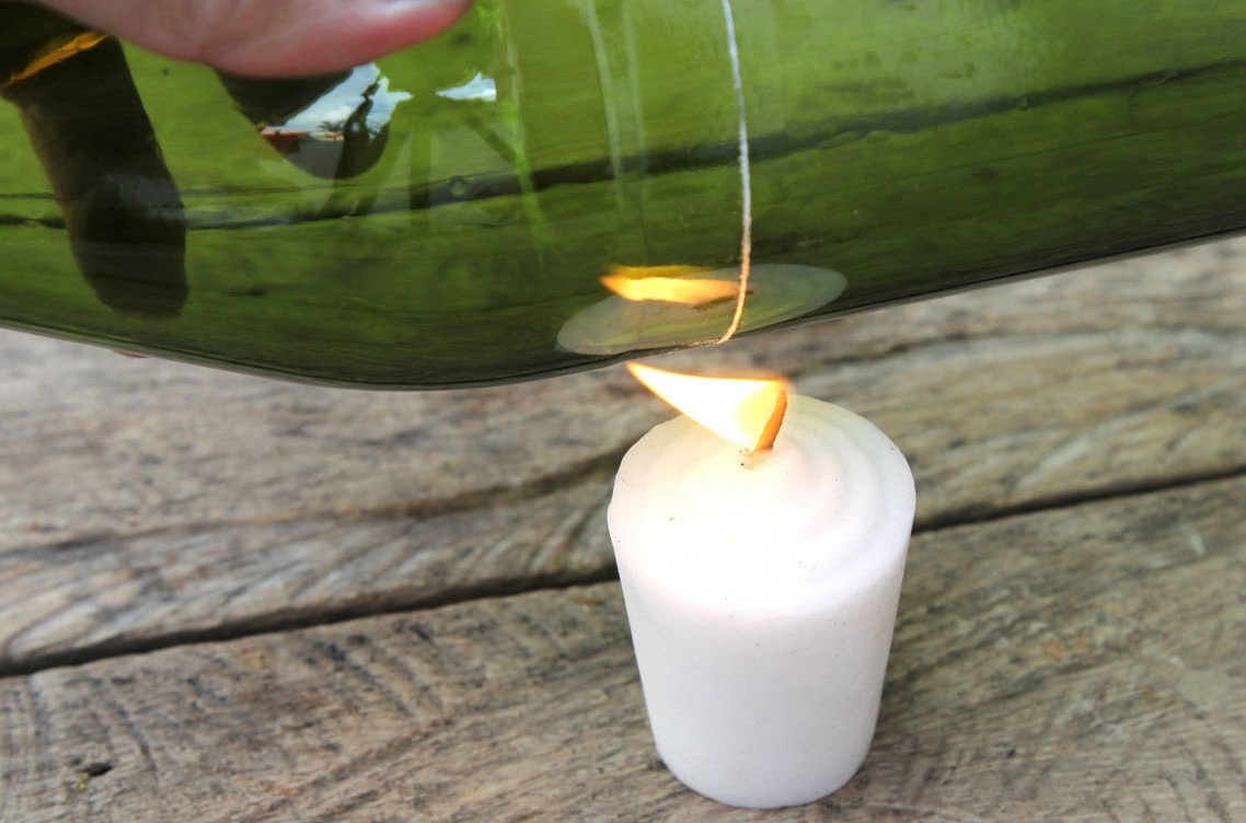 Cinquena etapa de la fabricació de matràs per a espelmes