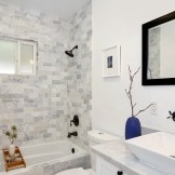 La combinación de gris y blanco en el baño.
