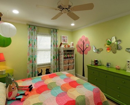 Mångfärgad filt i ett barns rum