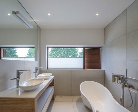 Neparastas formas vannas istaba