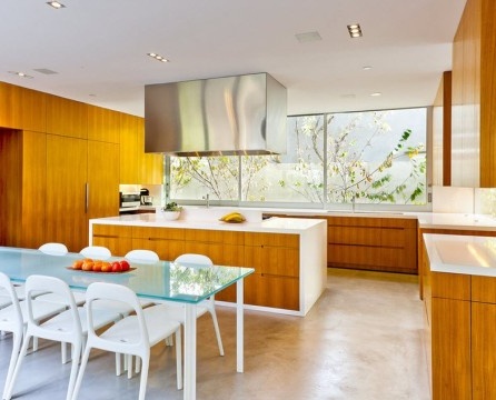 La combinazione di bianco e marrone nei mobili della cucina