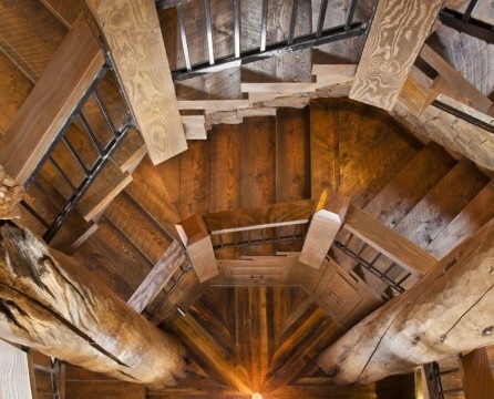 Hermosa escalera de caracol de madera