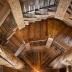 Όμορφη σπειροειδή σκάλα από ξύλο