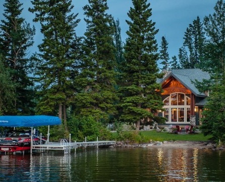 Vasaras māja pie ezera