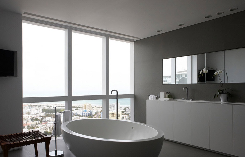 Panoramic window sa isang kulay-abo na banyo