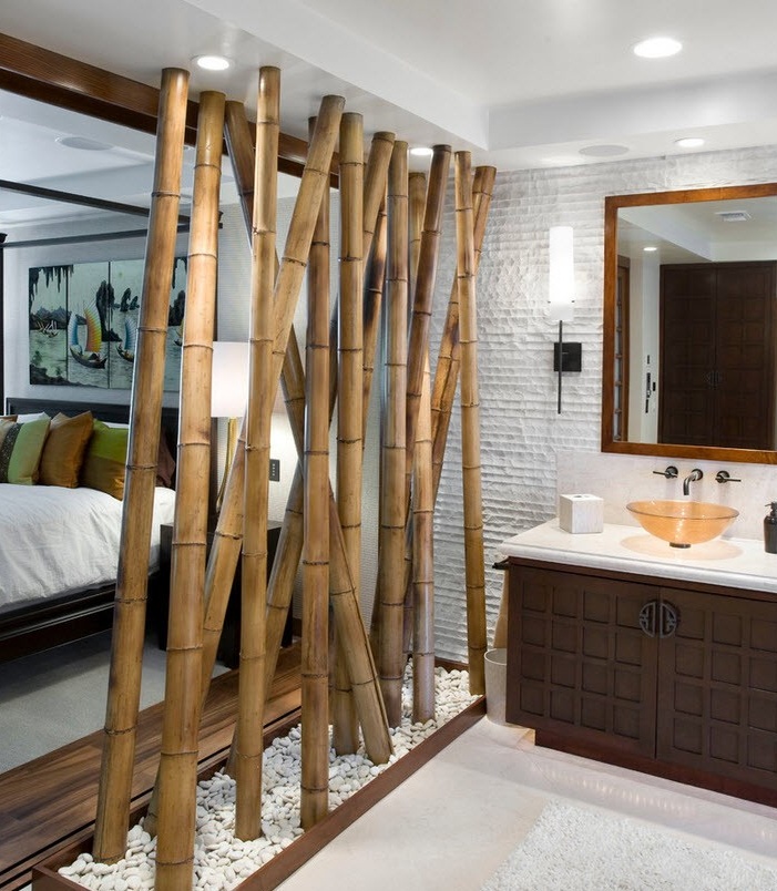Grand bambou décoratif dans la salle de bain