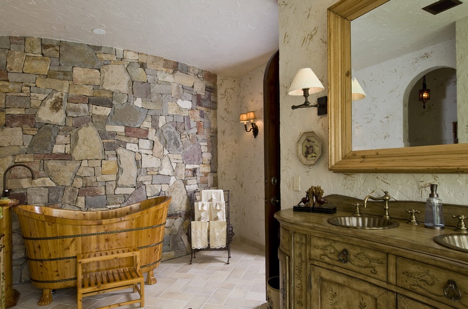 Kamieniarstwo na ścianie w łazience