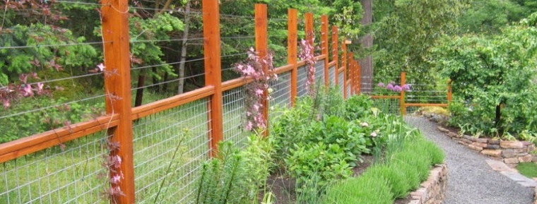Kombinált kerítés az oldalon