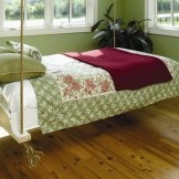 lit suspendu dans la chambre verte