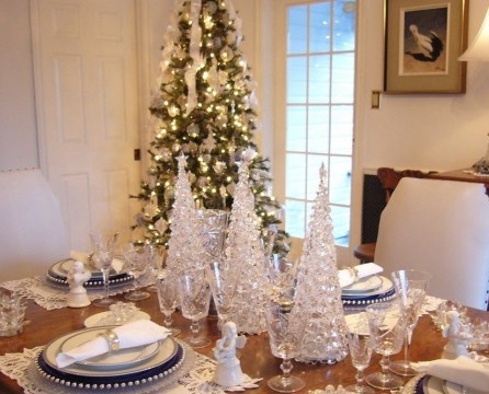 Árvores de Natal de cristal em cima da mesa