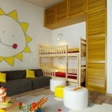 Habitació infantil amb elements grocs.