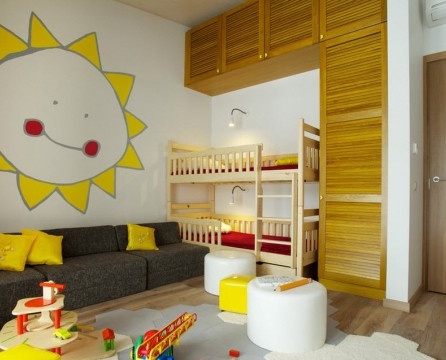 Bērnu istaba ar dzelteniem elementiem.