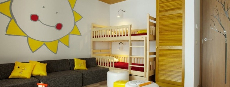 Bērnu istaba ar dzelteniem elementiem.