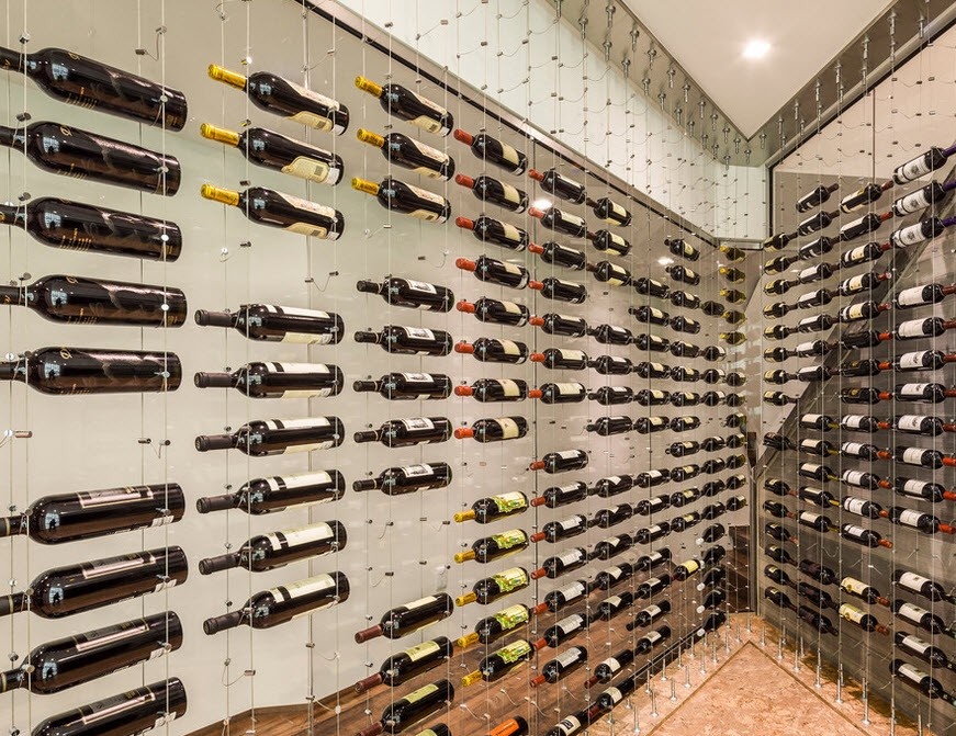 Bộ sưu tập rượu vang được đặt thành công trong đường viền góc của căn phòng
