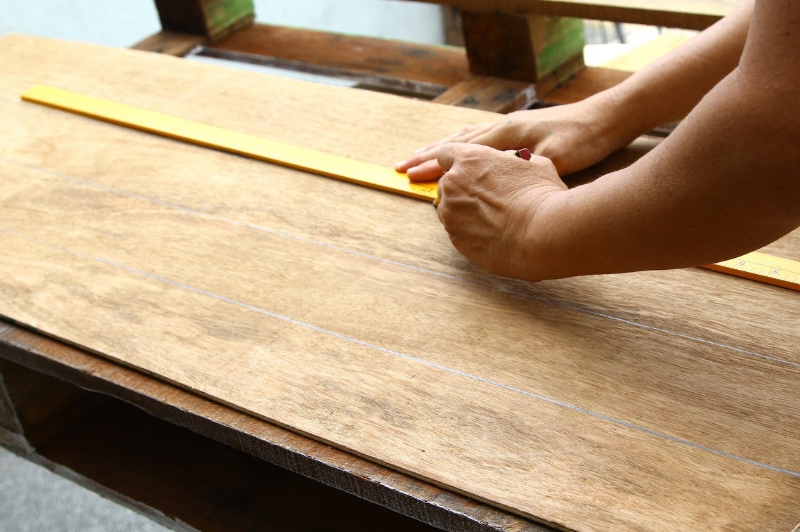 De zesde fase van de productie van planken voor de keuken