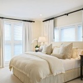Iespaidīgs guļamistabas interjers ar baltiem aizkariem