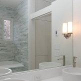 Azulejos grises y blancos en el baño