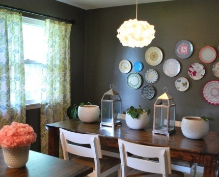 Dekoratívne taniere na stene v jedálni