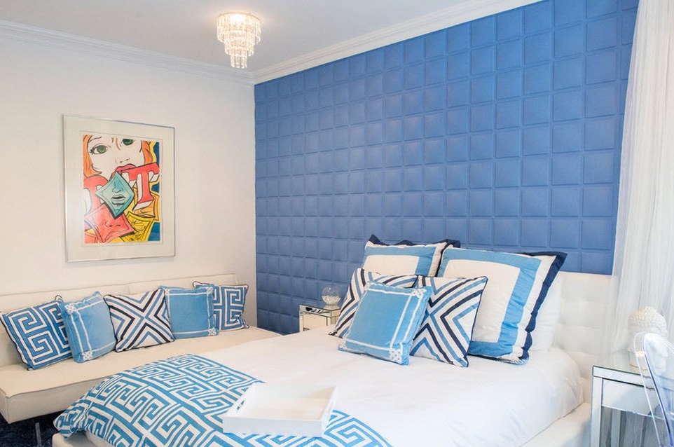 Blå vegg på soverommet