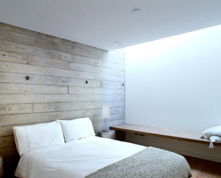 Puinen seinä makuuhuoneen sisustuksessa
