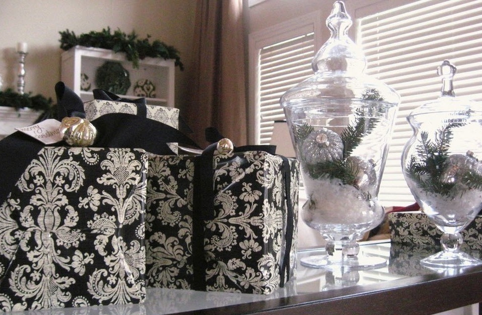 Μαύρα και λευκά κουτιά για δώρα Χριστουγέννων.