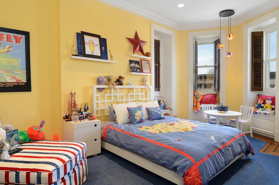 The combination of yellow and blue in the design of the nursery
