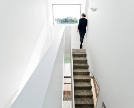 En harmonisk kombinasjon av bygningsmaterialer og dekorasjonsmaterialer i interiøret
