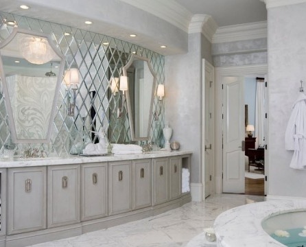 Specchio da parete realizzato con rombi in bagno