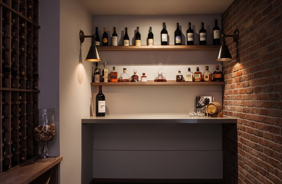 Một phòng lưu trữ nhỏ biến thành một phòng ấm cúng và tiện dụng của hầm rượu gia đình