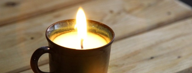 Φωτισμένο κερί σε ένα φλιτζάνι