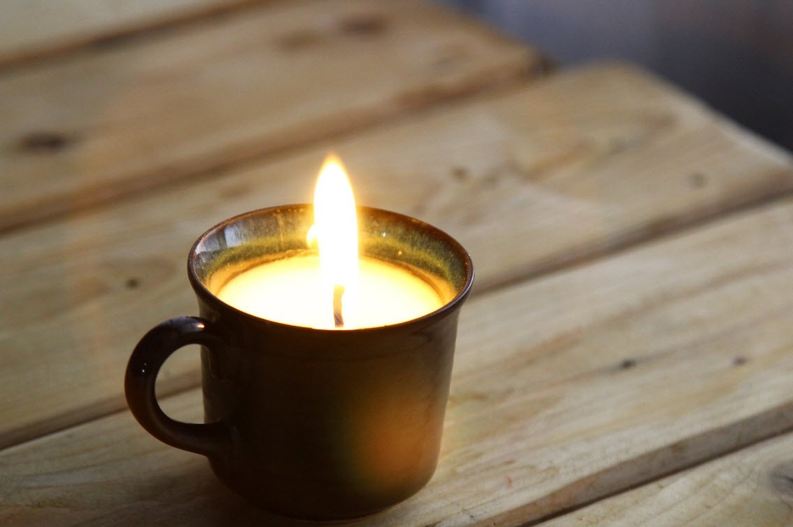 Φωτισμένο κερί σε ένα φλιτζάνι