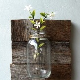 Es ist gut, das Glas mit einem Blumenzweig zu dekorieren