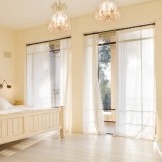 Luminosa camera da letto con tulle bianco - solo una fiaba!