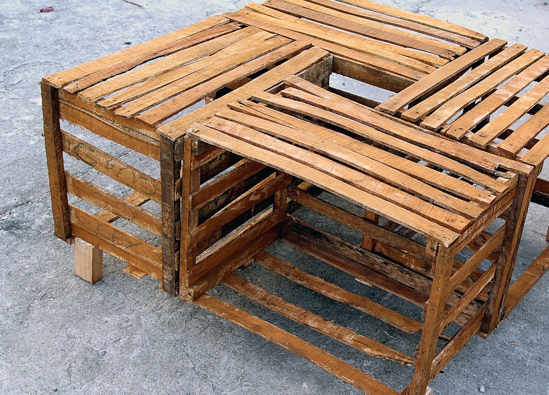 La séptima etapa de la fabricación de una mesa de centro de estilo rústico.